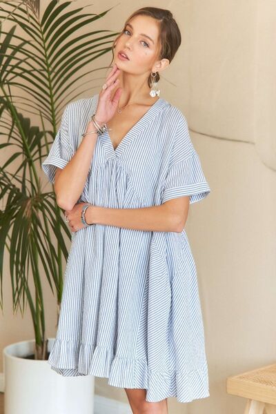 ADORA Gestreiftes Babydoll-Kleid mit V-Ausschnitt und Rüschensaum