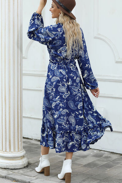 Robe imprimée à volants et fente avec col à nouer