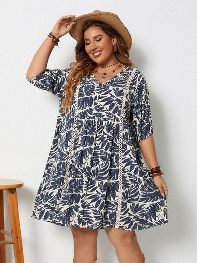 Bedrucktes Plus-Size Mini-Kleid mit V-Ausschnitt und halbem Arm