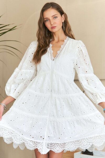 ADORA Babydoll-Kleid mit V-Ausschnitt, Spitze und Stufenrüschen aus Lochstickerei