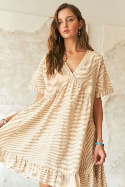 ADORA Gestreiftes Babydoll-Kleid mit V-Ausschnitt und Rüschensaum