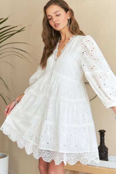 ADORA Babydoll-Kleid mit V-Ausschnitt, Spitze und Stufenrüschen aus Lochstickerei