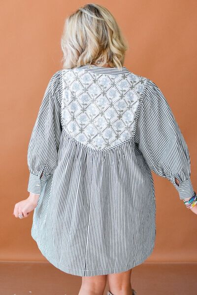 Gebundenes geblümtes gestreiftes Langarmkleid