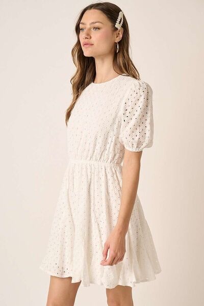 Robe courte Mittoshop à col rond, œillets et manches bouffantes
