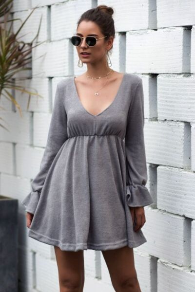Mini-Kleid mit Volantärmeln und V-Ausschnitt