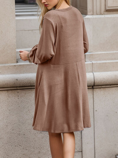 Robe à manches longues et col en V semi-boutonnée avec poches