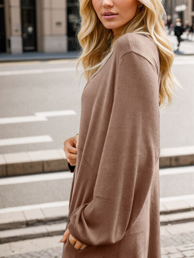 Robe à manches longues et col en V semi-boutonnée avec poches