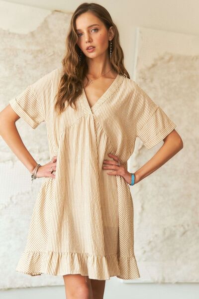 ADORA Gestreiftes Babydoll-Kleid mit V-Ausschnitt und Rüschensaum