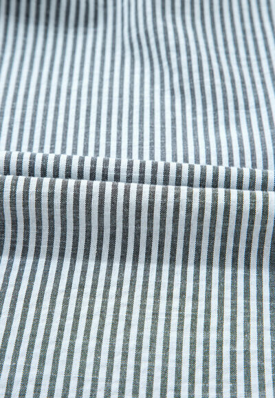 Gebundenes geblümtes gestreiftes Langarmkleid
