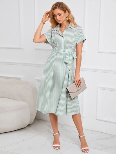Gestreiftes Midi-Kleid mit kurzen Ärmeln und Bindegürtel