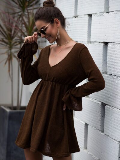 Mini-Kleid mit Volantärmeln und V-Ausschnitt