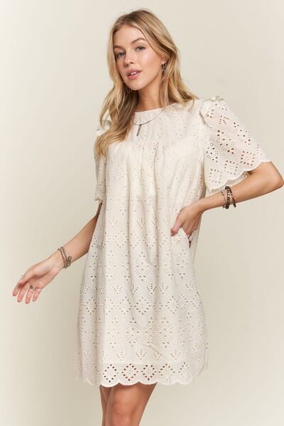 Robe ADORA à encolure ronde, à œillets et à volants