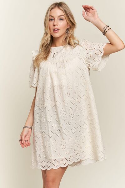 Robe ADORA à encolure ronde, à œillets et à volants