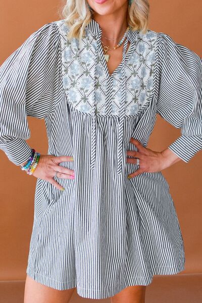 Gebundenes geblümtes gestreiftes Langarmkleid